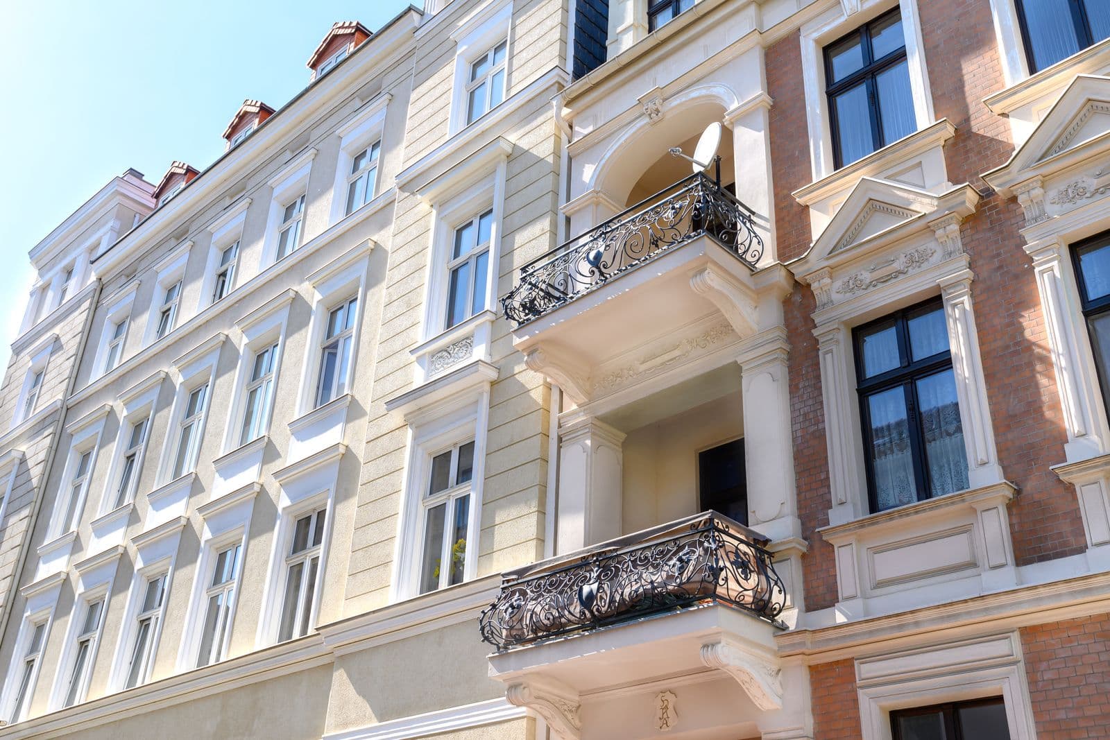 Sanierte Gründerzeit-Fassade mit schmiedeeisernen Balkonen