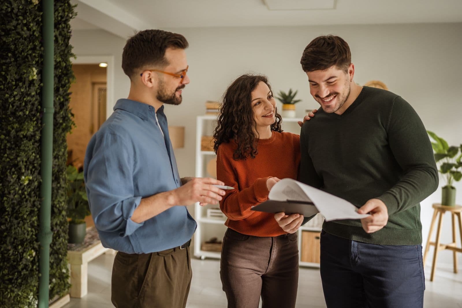 Beratung zum Immobilienverkauf mit einem Paar