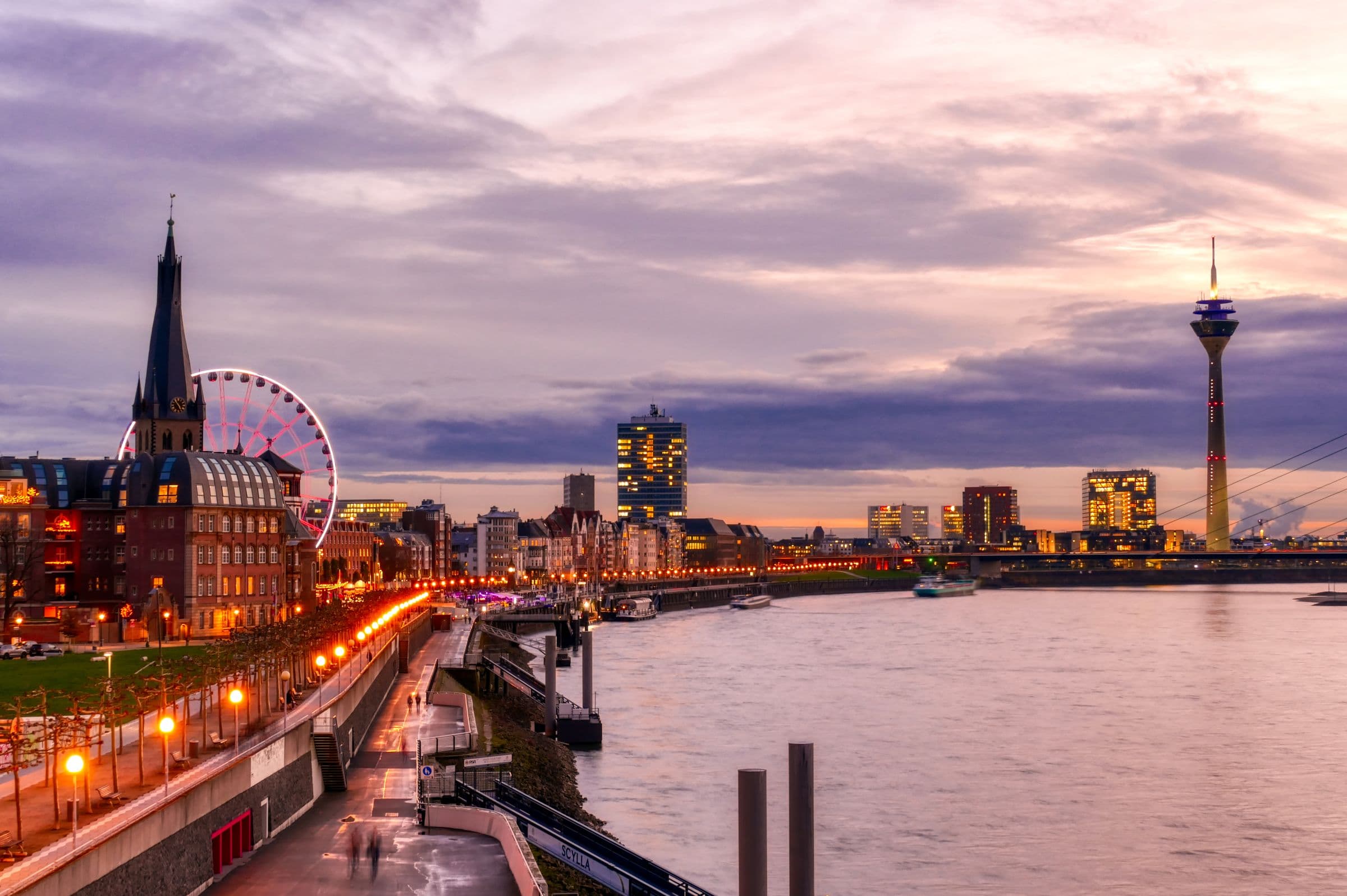 Rheinufer in Düsseldorf mit Altstadt und Rheinturm