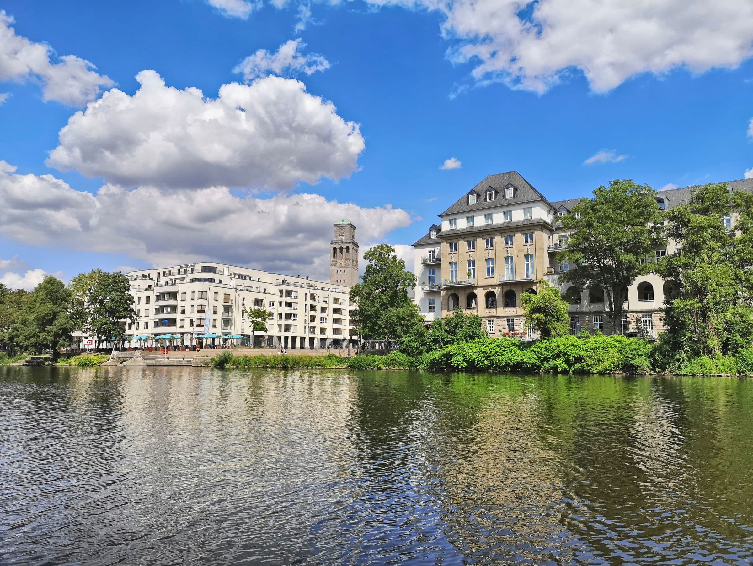 Ruhrufer in Mülheim an der Ruhr mit Rathausturm