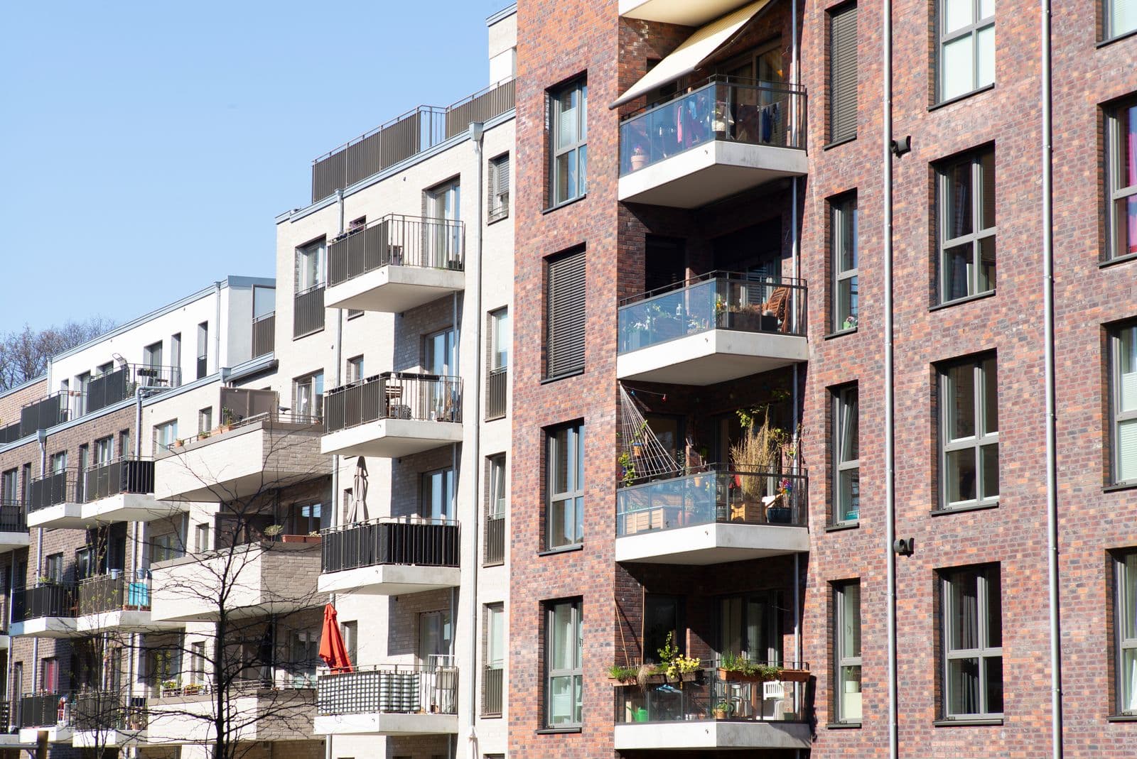 Moderne Wohnanlage mit Klinkerfassade und Balkonen