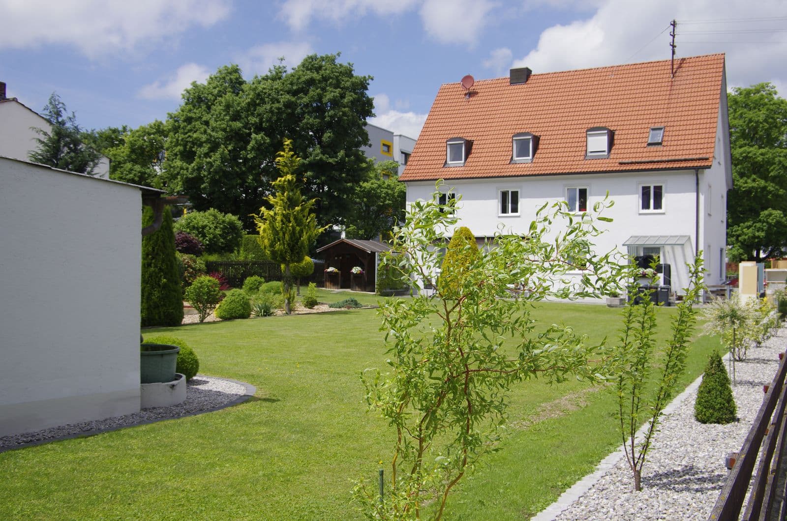 Zweifamilienhaus mit großem Garten